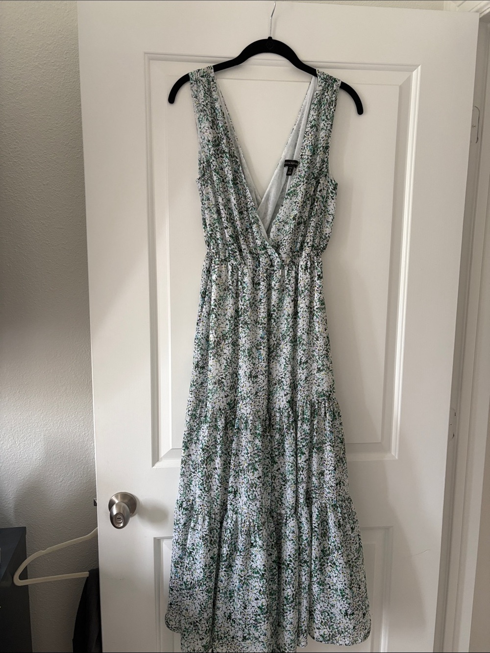 Preowned Banana Republic Floral V-Neck Maxi Dress in White and Green Size Small